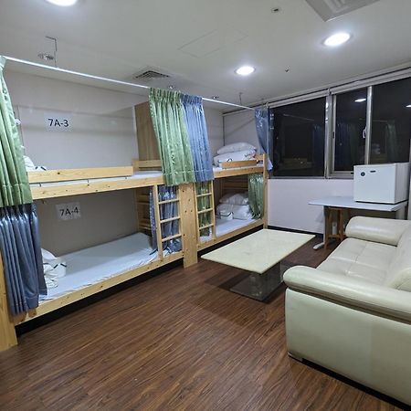Hey Bear Capsule Hotel Tajpej Buitenkant foto